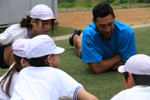 休憩時間中に、試合での動きについて作戦会議