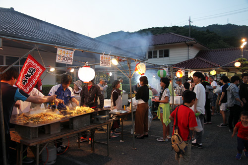 焼き鳥や焼きそばなどのバザーも盛況