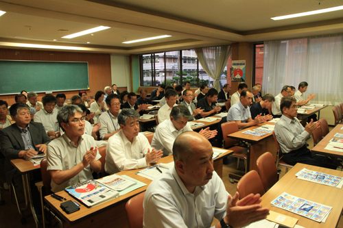 議案については拍手多数で承認された