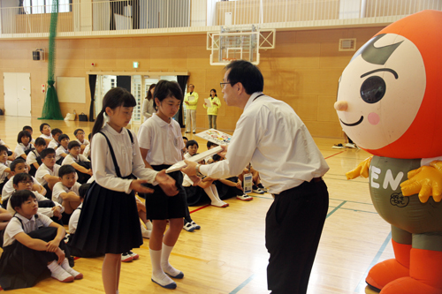 法務局の瓜生萩支局長から児童へ看板の贈呈