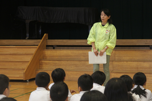 「みんなで力を合わせて思いやりのある花壇を作ってほしい」と人権擁護委員の野口陽子さん