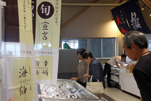 旬を迎えた仙崎トロあじを買い求めるセンザキッチンの来場者