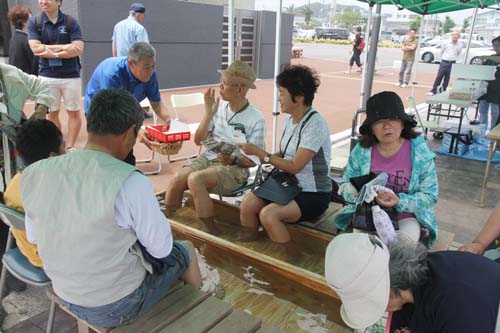 やきとりの振る舞いや俵山温泉出張足湯で乗船客をもてなす