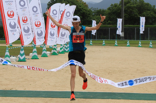 ダブルフルマラソン男性総合の部で優勝した豊永哲央さん
