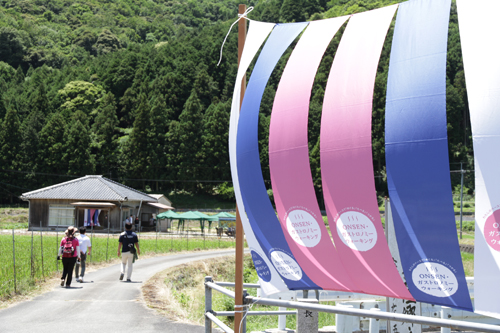 水田に冷やされた心地よい風の中、参加者たちは進んでいく