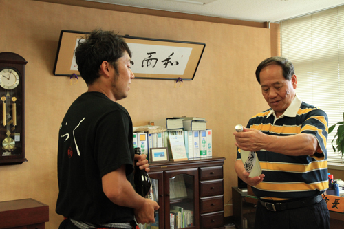 長門づくしで作られたお酒が津田隊員より大西市長に手渡される