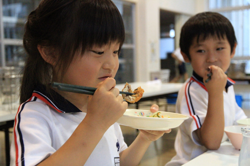 仙崎トロあじの給食を楽しみにしていたという子供たち