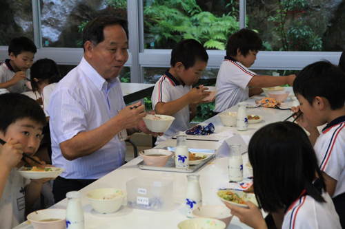 大西市長も子供たちの給食を見守った