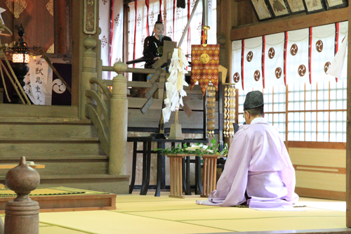 虫除きの神事により浄められる