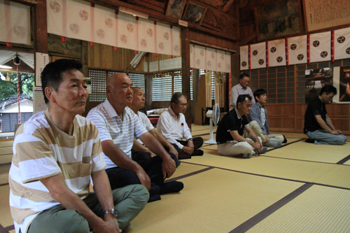 今年の送り継ぎを行った上郷地区の住民