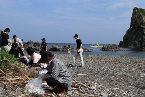 美しい長門の海岸線を見てもらうために、協力してゴミを回収する