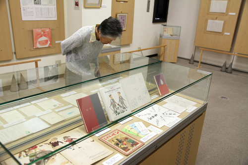 代表的な作品のほか、はがきや名刺などの関連資料を展示