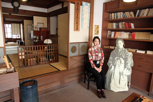 金子みすゞ記念館入口には、みすゞさんと写真が撮れる特設パネルも登場