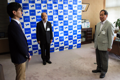 「若さと行動力を発揮して取り組んでほしい」と大西市長から激励