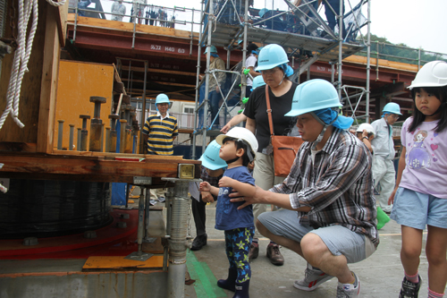 建設工事現場に入って免震構造を見学