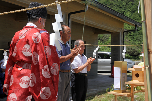 地元関係者らが参加し、玉串を奉納した