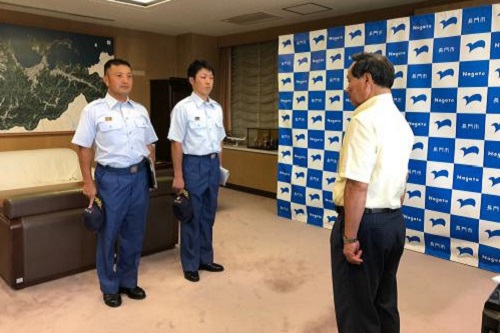 市長に活動を報告する消防隊員