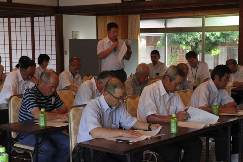 事務局より経営展開や収支計画などの説明がなされる