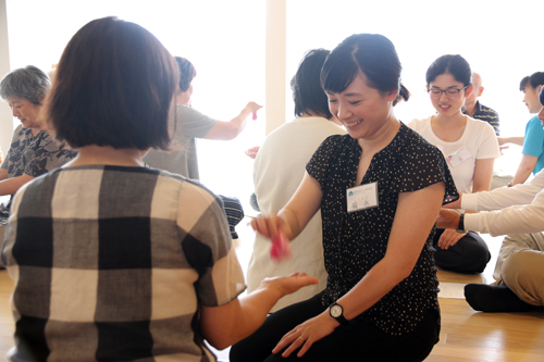 お手玉遊びなど日本の伝承遊びを学ぶ