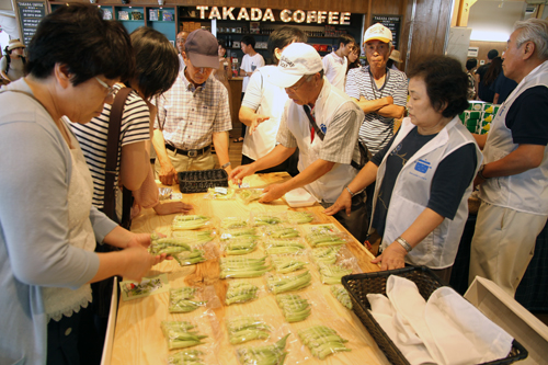 白オクラの試食販売では多くの人が買い求め、すぐに完売に