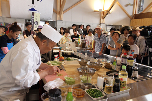 「日本料理　喜多丘」の北岡三千男さんが調理実演