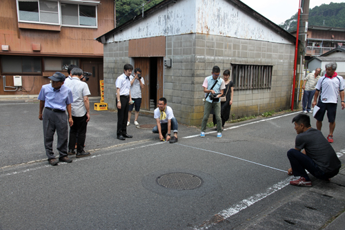 狭隘部などの道路の幅員を図り、車の通り抜けをイメージする