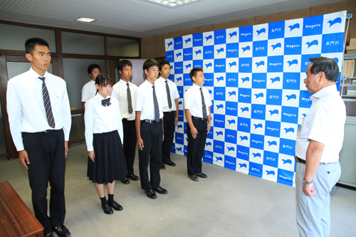 大西市長より激励を受ける選手たち