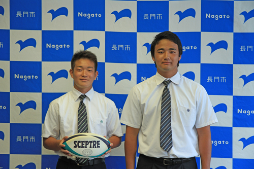 大津緑洋高校ラグビー部の(左から)末次さん、藤田さん