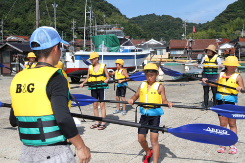 オールの使い方を学ぶ。正しい向きにしないと前に進まない