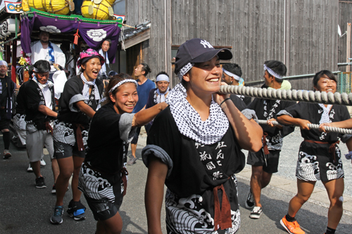 日本ならではの祭りの体験に笑顔もほころぶ