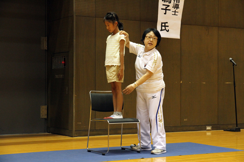 講師は一級ラジオ体操指導士の森永有為子さん