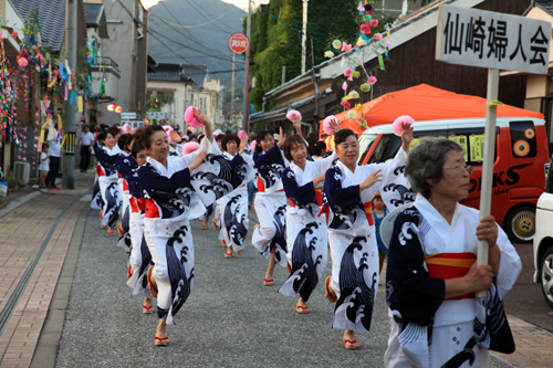 みすゞ音頭総踊りが通りを練り歩く