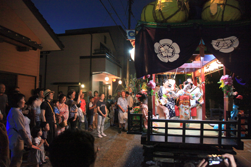 山車の上で仙崎祇園ばやしに合わせ、舞子が演舞