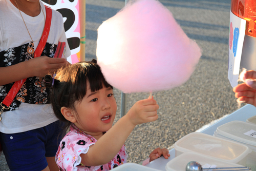 綿菓子やヨーヨー釣りなど子どもが喜ぶ出店が多い