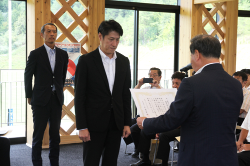 梓・藤田設計共同体と安藤建設株式会社に感謝状が贈呈された