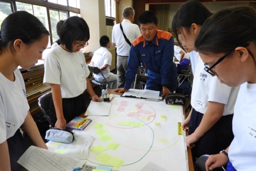 被災した南三陸町の中学生の経験をふまえ、災害とどう向き合い、対処すべきなのか考える