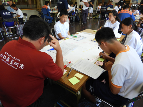 地域防災について「自分がしたいこと」「自分にできること」「社会が自分に求めていると思うこと」を付箋に書き出す