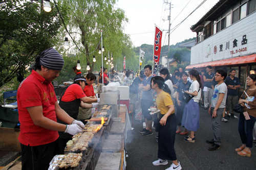 温泉街の道路には焼き鳥屋など出店が並ぶ