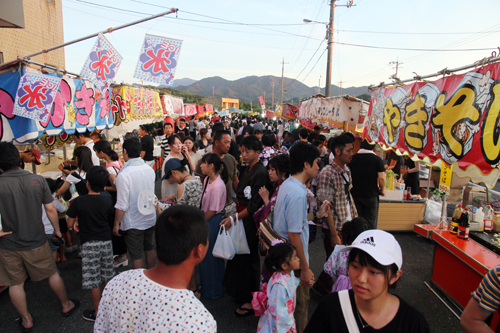 会場には露店が立ち並び、来場者は祭りの雰囲気を楽しんだ