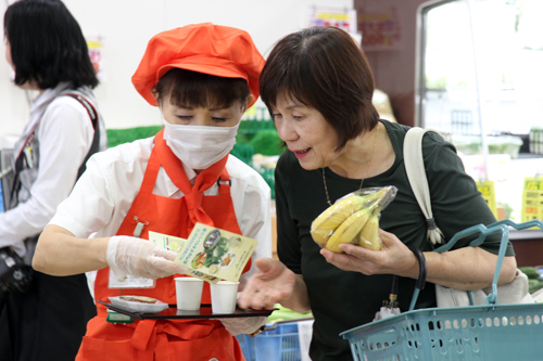 長門ゆずきちの説明を熱心に聞く買い物客