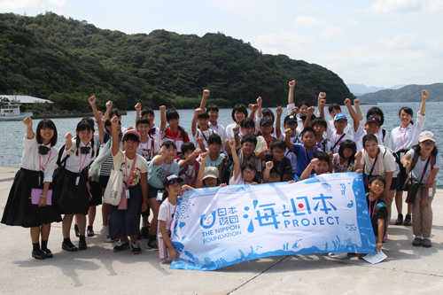 日本財団「海と日本project」の一環で、商品開発に参加した高校生と小学生