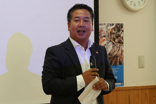 海洋キッズスクール実行委員会を運営するテレビ山口株式会社を代表して、山口営業部長大下哲治氏があいさつ