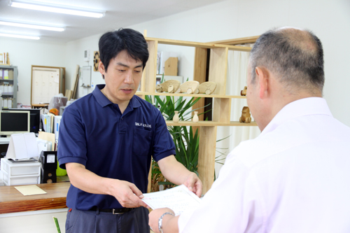 大谷副市長から近藤社長に登録証が手渡された