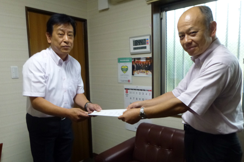 長門山電タクシー有限会社の上本代表取締役に登録証を交付