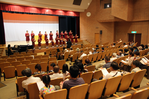 会場となった長門市中央公民館では約200人の観客が歌声を楽しんだ