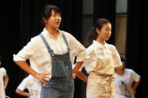 歌とコミカルな演技も楽しい合唱ミュージカル「くつやとこびと」