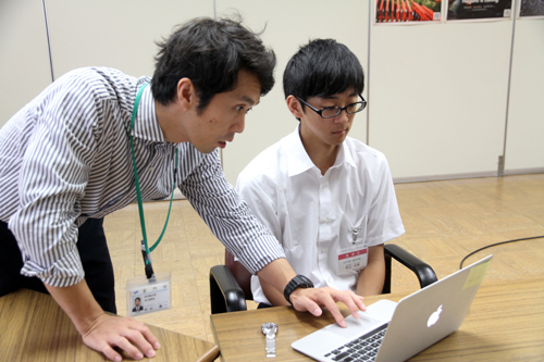職員の指導を受けながら、ＪＲ美祢線利用促進のチラシを制作