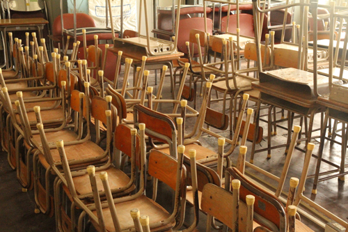 思い出がぎゅっと詰まった学校備品。再利用に向け新たな主を待つ