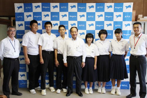 市内各中学校の6人の生徒が、ベトナム社会主義共和国に派遣された