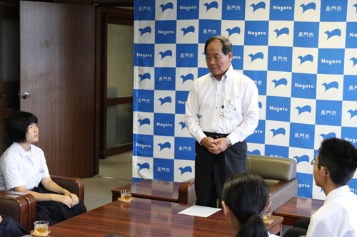 「貴重な体験を学校でも地域でも発揮していただきたい」と大西市長